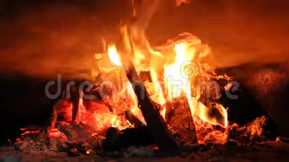 火木在炉子里燃烧火焰和火焰视频的预览图