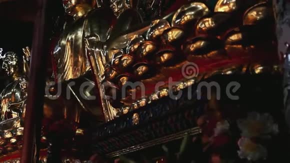 在中国寺庙的金色佛像上拍摄视频的预览图