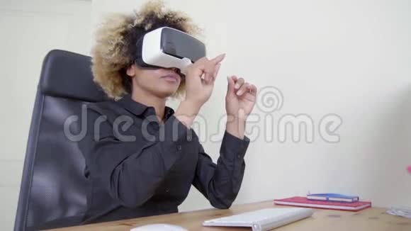 3D虚拟现实耳机视频的预览图
