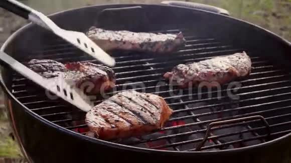 烹饪夏季烧烤牛排视频的预览图