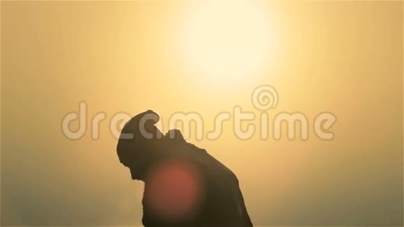 一个男人在日出时训练做运动黎明时留胡子的男人视频的预览图