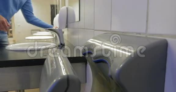 在公共卫生间洗手干手视频的预览图