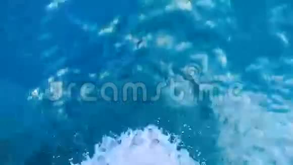 由高速摩托艇制造的蓝色海洋中的特写泡沫飞溅视频的预览图