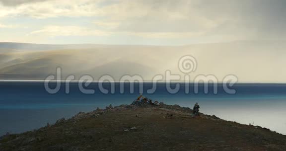 早上4K巨大的云团在纳姆索湖和翻滚视频的预览图