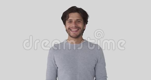 一个手臂交叉在白色背景上的微笑男人视频的预览图