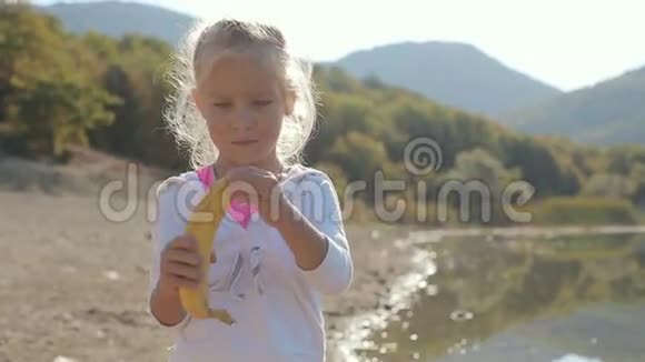 小美女站在湖边打扫卫生视频的预览图