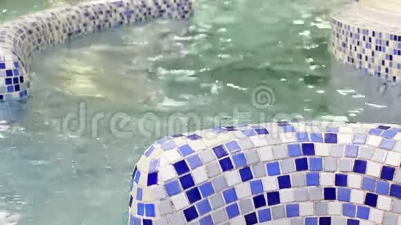 游泳池里纯蓝色的水视频的预览图
