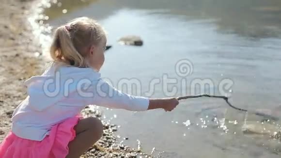 一个金发碧眼的小女孩视频的预览图