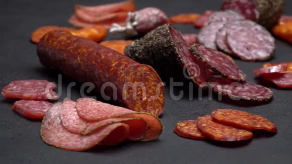 萨拉米香肠和chorizo香肠深色混凝土背景视频的预览图