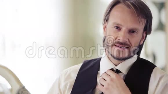餐馆里的年轻男商人一个男子商人度假的肖像穿西装打领带的男人视频的预览图