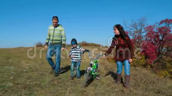 秋天草甸有长廊的幸福家庭视频的预览图