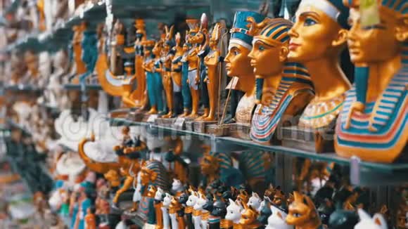 埃及商店货架上的埃及石猫和其他产品雕像视频的预览图