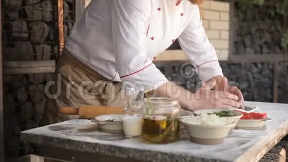 餐厅的厨师为传统的披萨卷面团视频的预览图