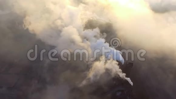 乌克兰马里乌波尔工业城市工业工厂烟雾弥漫视频的预览图
