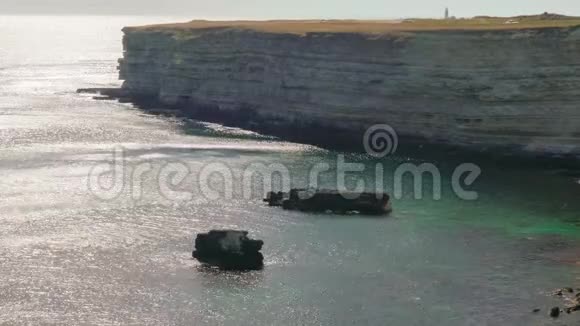 有白色岩石悬崖的海景视频的预览图