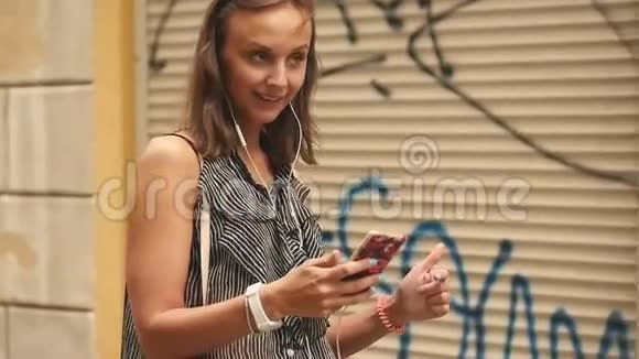 美丽的女人自拍使用电话沿着城市街道散步享受生活方式视频的预览图