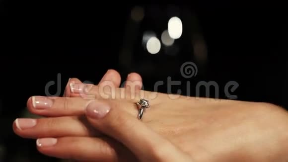 男人牵着手女人戴着订婚戒指手指上戴着钻石提议视频的预览图