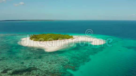 帕塔万岛白色沙滩的热带小岛环礁上美丽的岛屿从上面可以看到视频的预览图
