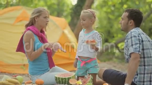 一个金发小女孩正在吃一片西瓜视频的预览图