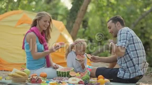 幸福的三口之家笑吃西瓜视频的预览图