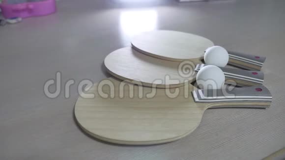 室内乒乓球拍的刀片放在桌子上木制的专业乒乓球拍视频的预览图