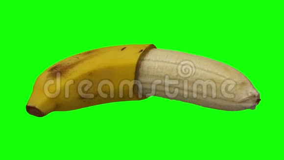 在绿色背景03B上旋转半皮香蕉环行视频的预览图