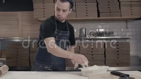 比萨饼师厨师在Moder餐厅的商业厨房做面团以便送披萨视频的预览图