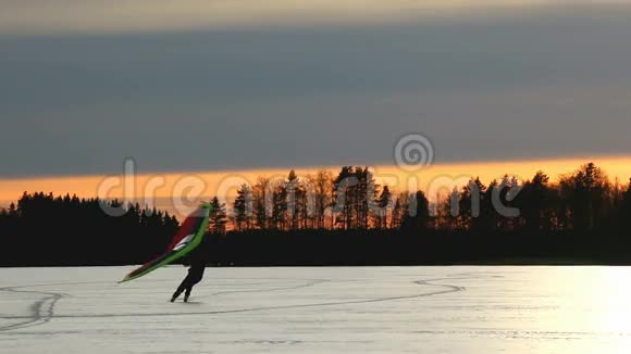日落时在湖上骑风筝滑雪视频的预览图