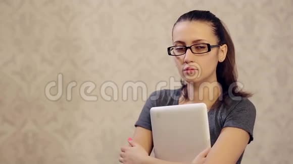戴平板电脑眼镜的微笑女人视频的预览图