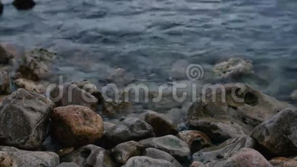 地中海的波浪在岩石上翻滚视频的预览图
