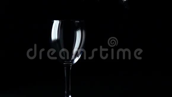 将红酒倒入酒杯超级慢动作视频黑色背景视频的预览图