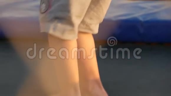 小男孩和小女孩在蹦床上奔跑和跳跃的腿视频的预览图