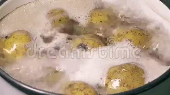 把新鲜土豆放在沸水里视频的预览图