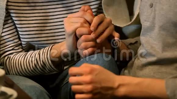 两双手互相触摸一起互相帮助视频的预览图