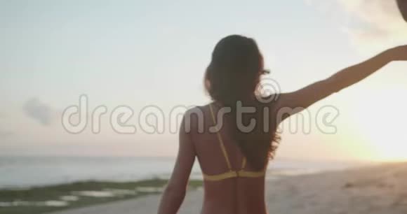 日落时穿着黄色比基尼的美女视频的预览图