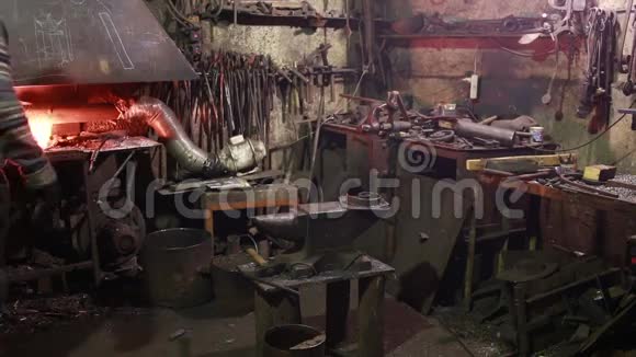 铁匠在锻造铁砧上加工金属视频的预览图