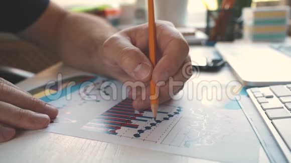 商人在工作场所的办公室检查财务报告和图表视频的预览图