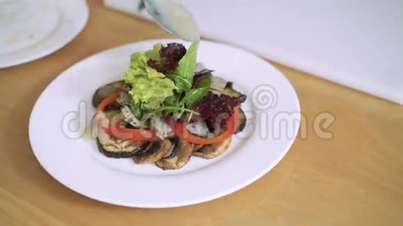 特写健康蔬菜沙拉与汤在白色盘子浇汤4k视频的预览图