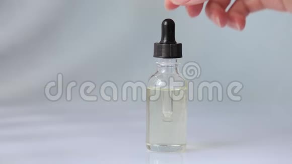 带吸管的滴管玻璃瓶把必需的液体视频的预览图