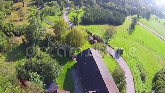 木材卡车空中景观奥地利阿尔卑斯山的木材卡车视频的预览图