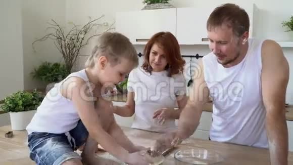 一家人在厨房里一起做饭视频的预览图