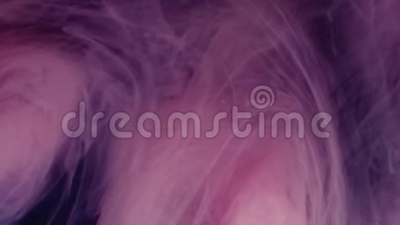 白色粉色蓝色墨水上的彩色烟雾爆炸视频的预览图