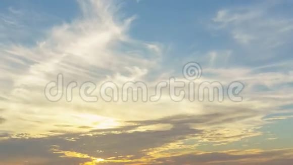 日落时分云层穿过海面或海洋上令人惊叹的天空视频的预览图