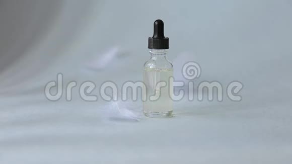 带吸管的滴管玻璃瓶补充必需液体视频的预览图