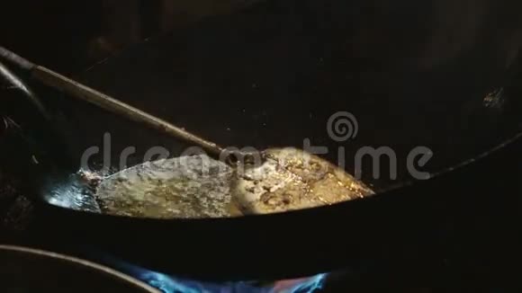 一个男人煮蔬菜街头食物的慢镜头视频的预览图