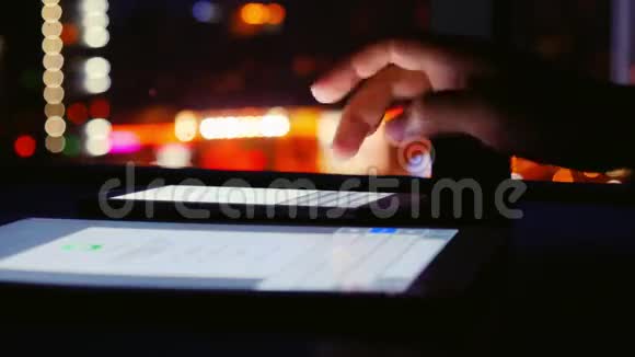 女人的手触摸屏智能手机平板电脑手机在模糊美丽的蓝天与建筑城市视频的预览图