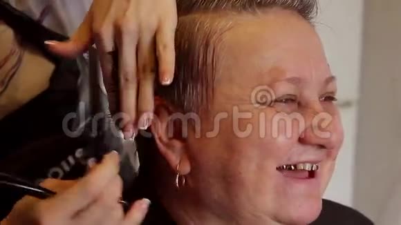 关闭理发师理发专业发型师的手快乐的成年女人视频的预览图