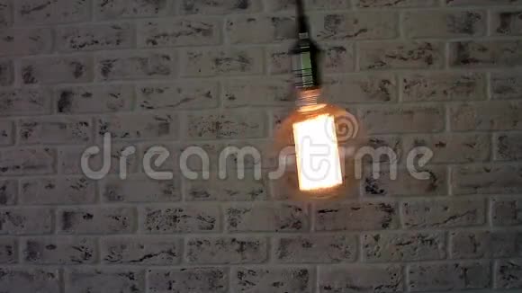 老式Loft灯在砖墙上摆动视频的预览图