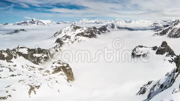 冬季和圣诞节期间宏伟的意大利阿尔卑斯弧雪山峰脊全景视频的预览图