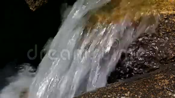 水流过一块大石头视频的预览图